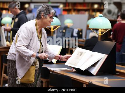 Paris, Frankreich. 17. September 2022. Eine Frau liest im Oval Room der Richelieu French National Library in Paris, Frankreich, am 17. September 2022. Nach 12 Jahren Renovierung wurde die Stätte von Richelieu der Französischen Nationalbibliothek am Samstag, dem ersten Tag der jährlichen Europäischen Tage des Denkmals, wieder für die Öffentlichkeit zugänglich gemacht. Kredit: Gao Jing/Xinhua/Alamy Live Nachrichten Stockfoto