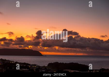 Wolken über der Cook Strait bei Sonnenuntergang, Titahi Bay, Porirua, Wellington, Nordinsel, Neuseeland Stockfoto