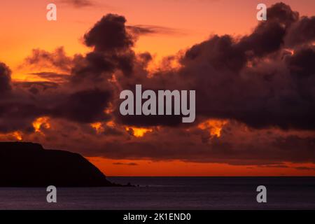 Wolken über der Cook Strait bei Sonnenuntergang, Titahi Bay, Porirua, Wellington, Nordinsel, Neuseeland Stockfoto