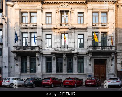 Namur, Wallon Region, Belgien, 07 28 2022 - Fassade und Flaggen des Rathauses Stockfoto