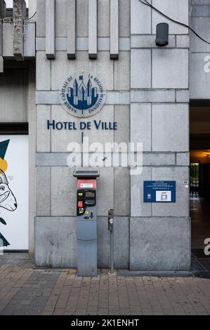 Namur, Wallon Region, Belgien, 07 28 2022 - Rathaus Fassade und Schild Stockfoto