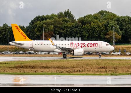 Charleroi, Belgien, 17. September 2022, Flugzeug der Firma Pegasus auf der Asphaltbahn am Flughafen Brüssel-Süd Stockfoto