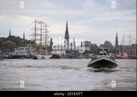 Hamburg, Deutschland. 17. September 2022. Traditionelle Segelschiffe und Schiffe der Bundespolizei, des Zolls und der Küstenwache werden an den Anlegestellen auf der Elbe festgemacht. Quelle: Jonas Walzberg/dpa/Alamy Live News Stockfoto