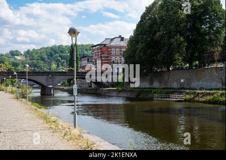 Namur, Wallon Region, Belgien, 07 28 2022 - Blick auf die Ufer und historische des Flusses Sambre Stockfoto