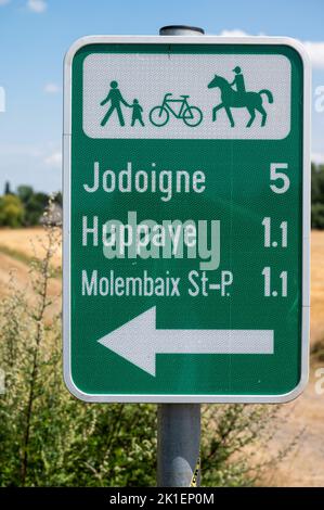 Jodoigne, Wallon Region, Belgien, 08 02 2022 - Richtungsschild auf einer Wander- und Fahrradstraße, die die Städte und die Entfernung in Kilometern anzeigt Stockfoto