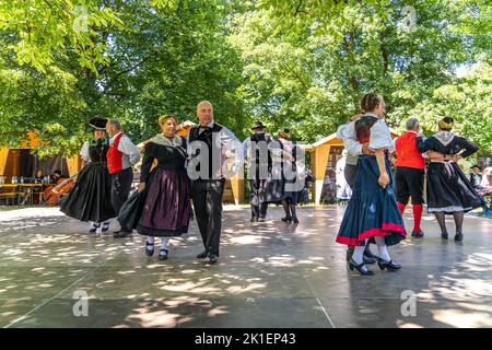 Volkstanzgruppe in Schwarzwälder Tracht, Schwarzwälder Freilichtmuseum Vogtsbauernhof, Schwarzwald, Gutach, Baden-Württemberg, Deutschland | Folk da Stockfoto