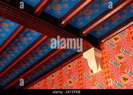 Decken- und Wanddesigns im Speisesaal des Grange, dem neugotischen Wohnhaus der Familie Augustus Pugin in Ramsgate Kent. Stockfoto