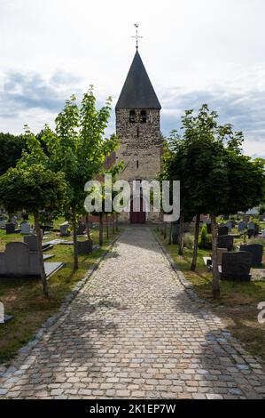 Oud-Heverlee, Flämisch-Brabant, Belgien - 08 2 1 2022 - Steingasse und Turm der Kapelle mit den Friedhöfen davor Stockfoto