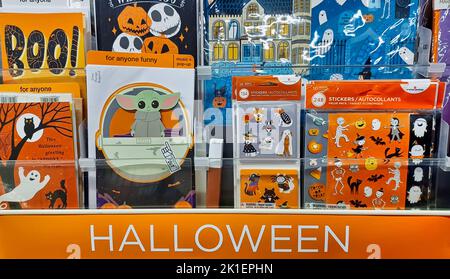 Houston, Texas USA 09-01-2022: Verschiedene Halloween-Weihnachtskarten auf einem Supermarktregal aufgereiht. Stockfoto