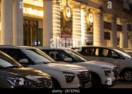 Neu Delhi, Delhi, Indien, 11 Sep 2022 - Auto vor der Restaurant Bar bei Most Visited Tourist Shopping Destination Connaught Place bei Nacht Wit geparkt Stockfoto