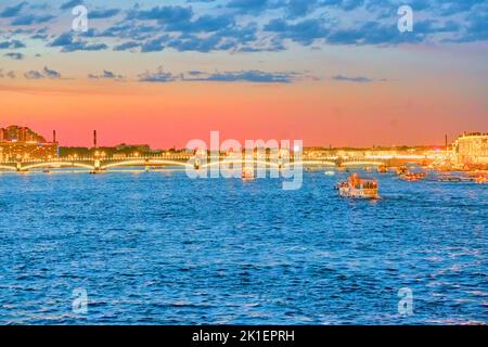 Newa-Fluss und Trinity-Brücke in St. Petersburg während der Weißen Nacht, Russland Stockfoto