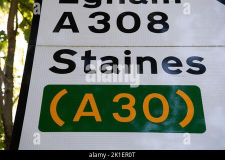 Old Windsor, The Old Windsor, Großbritannien. 17.. September 2022. Die Cortege der Königin wird voraussichtlich über die A30 in Staines durch West-London und neben der Themse auf der A308 Straight Road in Old Windsor reisen und am Shaw Farm Gate auf dem Long Walk in Windsor ankommen. Die Prozession geht dann den langen Spaziergang hinauf zum Schloss Windsor. Es wird erwartet, dass Tausende die Route säumen, um Queen Elizabeth II ihre letzte Ehre zu erweisen, jedoch werden die Straßen nach Windsor ab 4am Uhr am Morgen des Royal Funeral gesperrt. Quelle: Maureen McLean/Alamy Live News Stockfoto