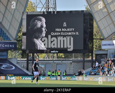 LONDON ENGLAND - SEPTEMBER 17 : Ein großes Foto ihrer verstorbenen Majestät, Königin Elizabeth II., wird auf dem Großbildschirm auf der 70. Minute to commemora angezeigt Stockfoto