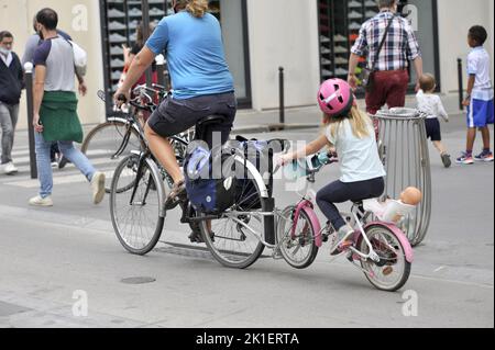 FRANKREICH. PARIS (75) PARISERINNEN UND PARISERINNEN AUF FAHRRÄDERN TAGSÜBER OHNE AUTO (19. SEPTEMBER 2021) Stockfoto