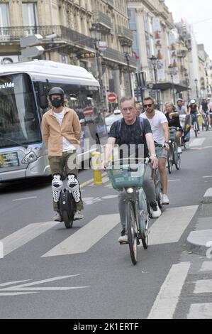 FRANKREICH. PARIS (75) PARISERINNEN UND PARISERINNEN AUF FAHRRÄDERN TAGSÜBER OHNE AUTO (19. SEPTEMBER 2021) Stockfoto