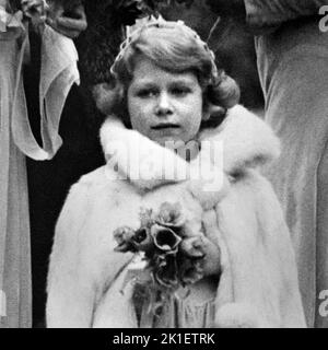 Datei-Foto vom 24/10/1931 von Prinzessin Elizabeth (jetzt Königin Elizabeth II.) bei der Ankunft in der Kirche aus dem 16.. Jahrhundert in Balcombe, Sussex, zur Hochzeit von Lady May Cambridge und Captain Henry Abel Smith. Ausgabedatum: Sonntag, 18. September 2022.. Bildnachweis sollte lauten: PA Wire Stockfoto