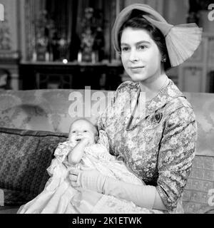 Datei-Foto vom 21/10/1950 von Prinzessin Elizabeth (jetzt Königin Elizabeth II) mit ihrer kleinen Tochter Prinzessin Anne nach der Taufe im Buckingham Palace, London. Ausgabedatum: Sonntag, 18. September 2022.. Bildnachweis sollte lauten: PA Wire Stockfoto