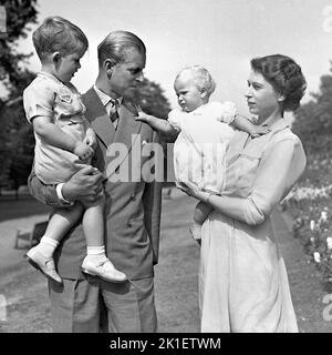 Datei-Foto vom 09/08/1951 von Prinzessin Anne in den Armen von Prinzessin Elizabeth (jetzt Königin Elizabeth II) mit dem Herzog von Edinburgh, der Prinz Charles in den Händen hält, auf dem Gelände des Clarence House, ihrer Londoner Residenz. Ausgabedatum: Sonntag, 18. September 2022.. Bildnachweis sollte lauten: PA Wire Stockfoto