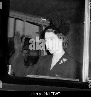 Aktenfoto vom 07/02/52 von Königin Elizabeth II., in einem schwarzen Trauerkostüm, winkend, als sie am Tag nach ihrer Queen-Aufnahme ins Clarence House in London zurückkehrt. Ausgabedatum: Sonntag, 18. September 2022.. Bildnachweis sollte lauten: PA Wire Stockfoto