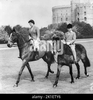 Datei-Foto vom 18/05/61 von Queen Elizabeth II und dem Prince of Wales, der auf dem Windsor Castle reitet. Ausgabedatum: Sonntag, 18. September 2022.. Bildnachweis sollte lauten: PA Wire Stockfoto