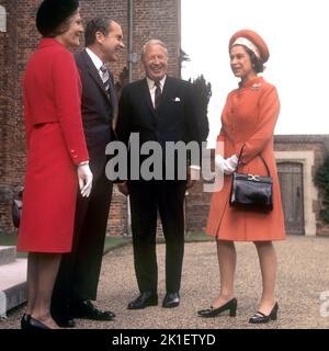 Aktenfoto vom 03/10/70 von Königin Elizabeth II. Mit Premierminister Edward Heath (2. rechts) und dem amerikanischen Präsidenten Richard Nixon und seiner Frau Pat Nixon in Chequers, Buckinghamshire. Seit die Königin auf den Thron kam, gab es 12 US-Präsidenten, und sie hat jeden getroffen, außer Lyndon B. Johnson. Ausgabedatum: Sonntag, 18. September 2022.. Bildnachweis sollte lauten: PA Wire Stockfoto