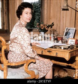 Aktenfoto vom 01/09/72 von Königin Elizabeth II. In ihrem Arbeitszimmer in Balmoral zum Jahr ihres silbernen Hochzeitstages. Ausgabedatum: Sonntag, 18. September 2022.. Bildnachweis sollte lauten: PA Wire Stockfoto