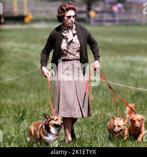 Aktenfoto vom 17/05/80 von Königin Elizabeth II. Mit einigen ihrer Corgis, die am zweiten Tag der Windsor Horse Trials den Cross Country Course besucht haben. Ausgabedatum: Sonntag, 18. September 2022.. Bildnachweis sollte lauten: PA Wire Stockfoto