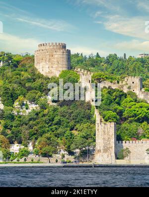 Blick auf die Ruinen von Rumelihisari, Bogazkesen Castle oder Rumelian Castle, an einem sonnigen Tag, gelegen auf den Hügeln der europäischen Seite der Bosporus-Straße, Istanbul, Türkei, erbaut vom osmanischen Sultan Mehmet II Stockfoto