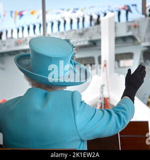 File photo dated 28/11/2015 of Queen Elizabeth II Waves to British Royal Navy Crew members Performing a Salute on the HMS Bulwark amphibious Assault ship during a Tour of the Grand Harbour in Malta. Ausgabedatum: Sonntag, 18. September 2022.. Der Bildnachweis sollte lauten: Toby Melville/PA Wire Stockfoto