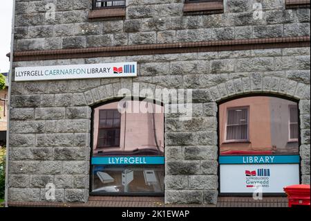 Caernarfon, Großbritannien - 11. Juli 2022: Die Bibliothek in Caernarfon in Nordwales. Stockfoto