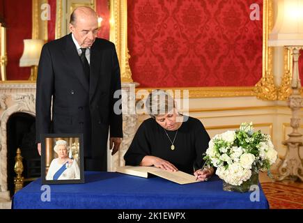 Die kolumbianische First Lady Veronica Alcocer Gargia und Außenminister Alvaro Leyva unterzeichnen nach dem Tod von Königin Elizabeth II. Im Lancaster House in London ein Kondolenzbuch Bilddatum: Sonntag, 18. September 2022. Stockfoto