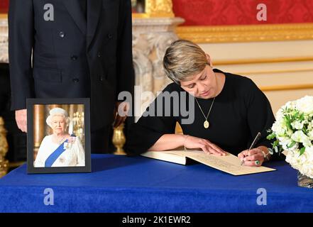 Die kolumbianische First Lady Veronica Alcocer Gargia unterschreibt nach dem Tod von Königin Elizabeth II. Im Lancaster House in London ein Kondolenzbuch Bilddatum: Sonntag, 18. September 2022. Stockfoto