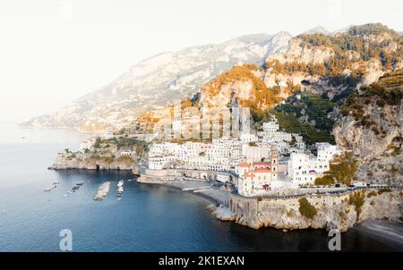 Blick von oben, atemberaubende Luftaufnahme des Dorfes Atrani. Atrani ist eine Stadt und Gemeinde an der Amalfiküste in der Provinz Salerno Stockfoto