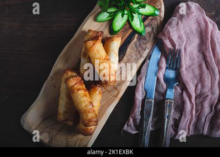 Frittierte Frühlingsrollen, Por Pieer Tod oder gebratene Frühlingsrollen (Thai Spring Roll) Snacks und Snacks, die bei Thailändern und Chinesen beliebt sind. Stockfoto