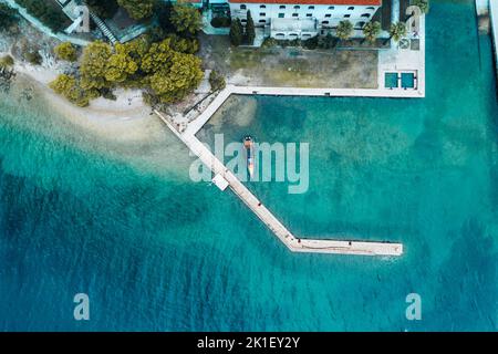 Luftaufnahme von oben nach unten über Island vor dem Sturm. Marjan Hill im Herbst. Adriaküste im September. Stockfoto