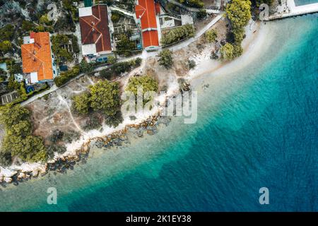 Luftaufnahme von oben nach unten über Island vor dem Sturm. Marjan Hill im Herbst. Adriaküste im September. Stockfoto