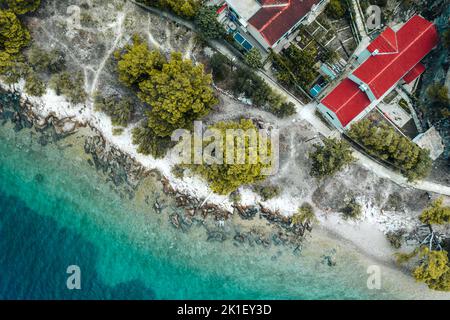 Luftaufnahme von oben nach unten über Island vor dem Sturm. Marjan Hill im Herbst. Adriaküste im September. Stockfoto