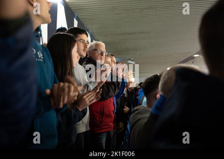 Die Fans des Rangers FC applaudieren in einer Minute als Zeichen des Respekts für die 70-jährige Thronbesteigung der kürzlich verstorbenen Königin Elizabeth II. Während eines Spiels gegen Dundee United im Ibrox Stadium in Glasgow, Schottland, am 17. September 2022. Stockfoto