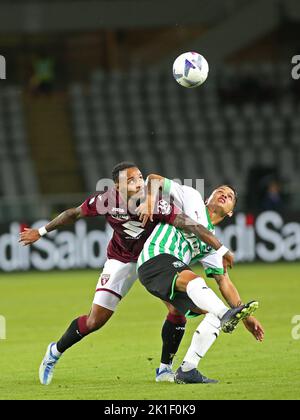 Turin, Italien. 17. September 2022. Valentino Lazaro (Turin FC) gegen Luca D'Andrea (Sassuolo) während des Spiels des Turin FC gegen US Sassuolo, italienische Fußballserie A in Turin, Italien, September 17 2022 Quelle: Independent Photo Agency/Alamy Live News Stockfoto