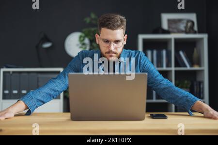 Junger bärtiger Codierer Stockfoto