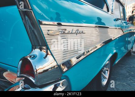 Nahaufnahme der Rückseite eines aquamarinblauen Chevrolet Bel Air aus dem Jahr 1957 mit Stoßfängerschutz Stockfoto