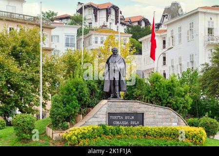 Einer der Hauptplätze auf Buyukada, oder Princes Island, mit der Statue des modernen türkischen Gründers, Mustafa Kemal Atatürk, mit Hintergrund der traditionellen Häuser der Insel, Istanbul, Türkei Stockfoto