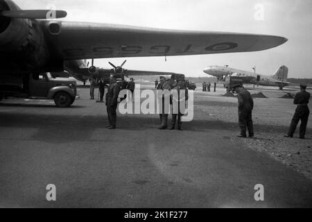 Handley Page Hastings HP 67 Aircraft, Royal Air Force Transport Command, im besetzten Berlin, Deutschland, 1949 Schwarz-Weiß auf diesem Foto, während des Berliner Lufthebezugs, fegen Männer mit Bürsten Kohlenstaub auf den Boden, während die RAF-Besatzung ihr Flugzeug inspiziert. Stockfoto