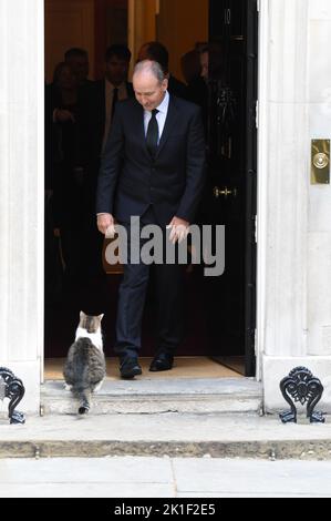 London, Großbritannien. 18. September 2022. Michael Martin Irish Taoiseach verlässt heute Morgen nach einem Treffen mit dem britischen Premierminister Liz Truss die Downing Street No10 und wird von Larry the Cat begrüßt.Quelle: MARTIN DALTON/Alamy Live News Stockfoto