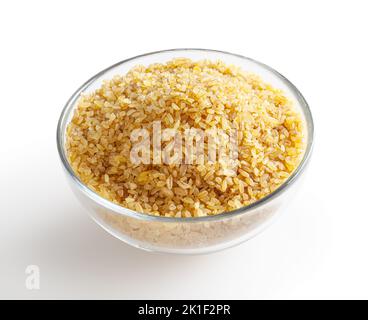 Trockener Bulghur in Glasschale isoliert auf weißem Hintergrund mit Clipping-Pfad Stockfoto