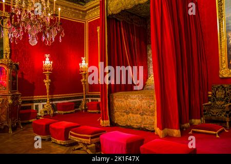 VERSAILLES, FRANKREICH - 12. MAI 2013: Innenräume des Schlosses von Versailles. Dies ist das königliche Schlafzimmer. Stockfoto