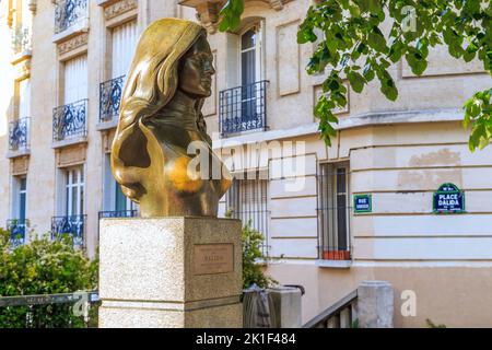 PARIS, FRANKREICH - 12. MAI 2015:Es ist ein Denkmal für die weltberühmte Sängerin Dalida auf dem Platz, der Montartre seinen Namen gibt.