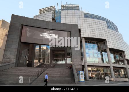 PARIS, FRANKREICH - 30. AUGUST 2019: Dies ist ein modernes Gebäude der Opéra Bastille. Stockfoto