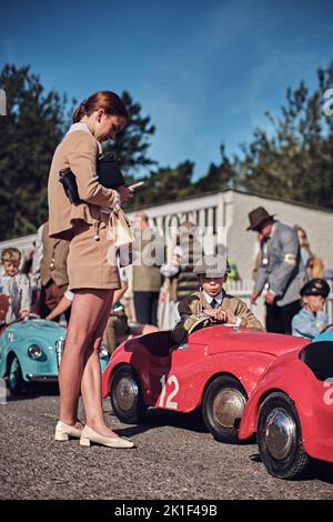 Goodwood, Chichester, Großbritannien. 18. September 2022. Kids of Goodwood Revival's Settring Cup - Austin J40 Pedal Car Race während des Goodwood Revival 2022 ( Credit: Gergo Toth/Alamy Live News Stockfoto