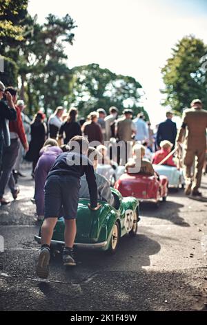 Goodwood, Chichester, Großbritannien. 18. September 2022. Kids of Goodwood Revival's Settring Cup - Austin J40 Pedal Car Race während des Goodwood Revival 2022 ( Credit: Gergo Toth/Alamy Live News Stockfoto